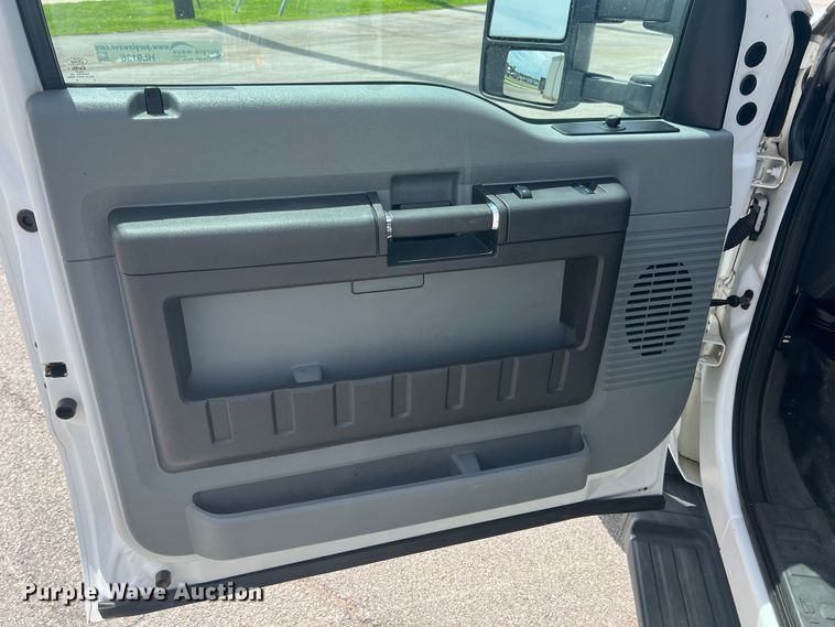 image for item HL9136 2015 Ford F550 Super Duty  bucket truck