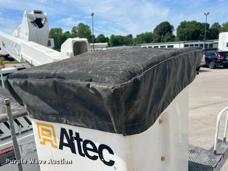 image for item HL9136 2015 Ford F550 Super Duty  bucket truck