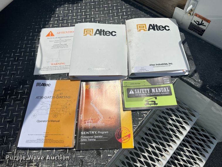 image for item HL9136 2015 Ford F550 Super Duty  bucket truck