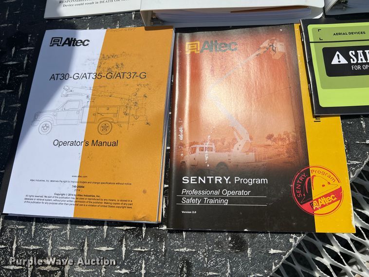 image for item HL9136 2015 Ford F550 Super Duty  bucket truck