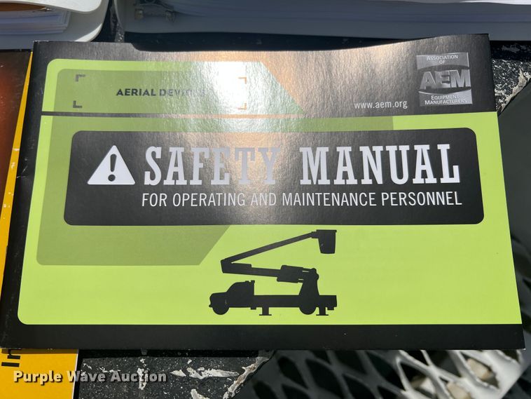 image for item HL9136 2015 Ford F550 Super Duty  bucket truck