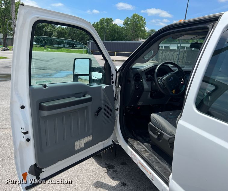 image for item HL9160 2013 Ford F550 Super Duty  bucket truck