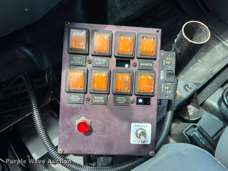 image for item HL9160 2013 Ford F550 Super Duty  bucket truck