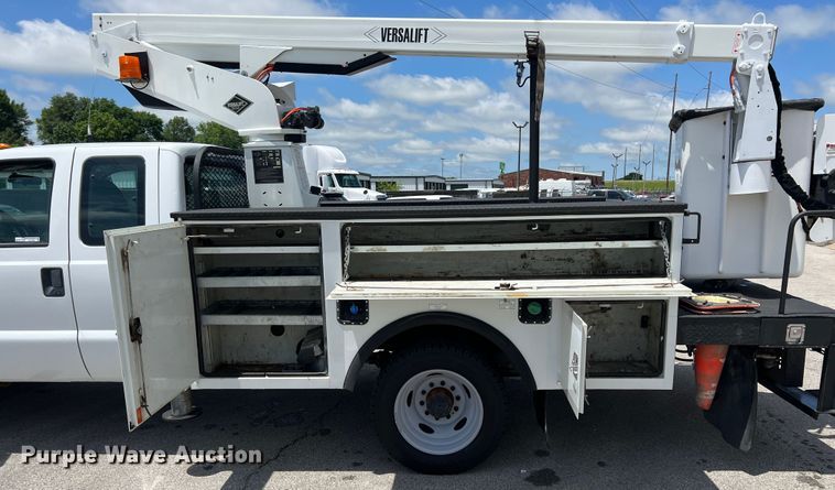 image for item HL9160 2013 Ford F550 Super Duty  bucket truck