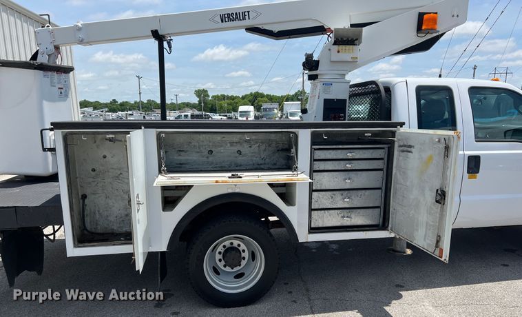 image for item HL9160 2013 Ford F550 Super Duty  bucket truck