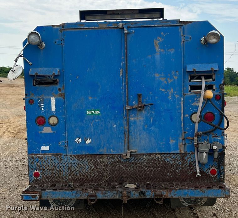 image for item HL9204 1991 International 4700  utility / service truck