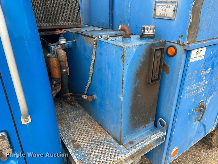 image for item HL9204 1991 International 4700  utility / service truck