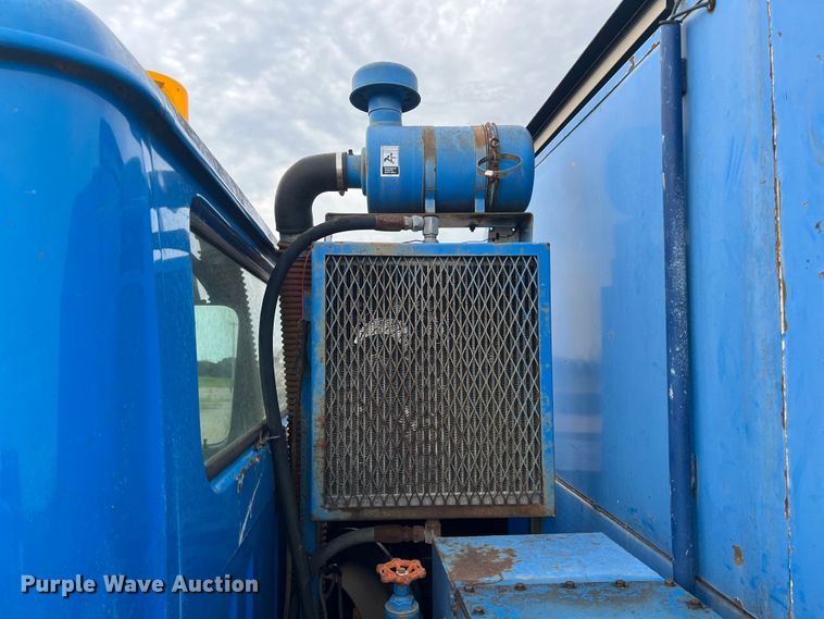 image for item HL9204 1991 International 4700  utility / service truck