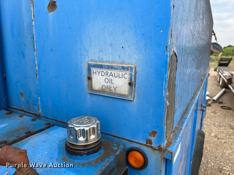 image for item HL9204 1991 International 4700  utility / service truck