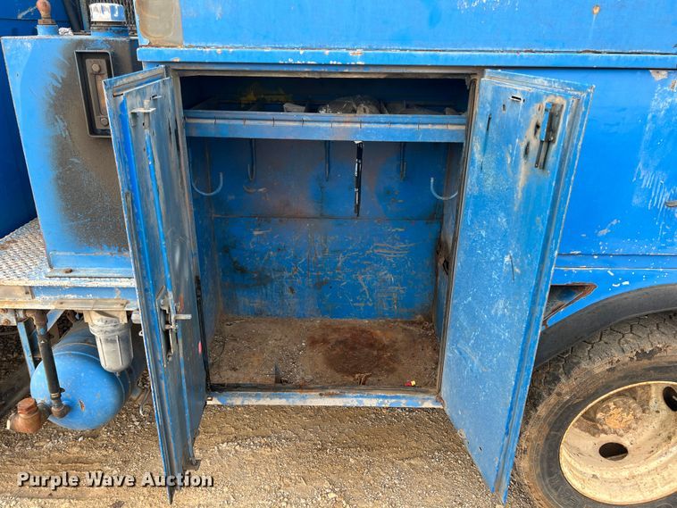 image for item HL9204 1991 International 4700  utility / service truck