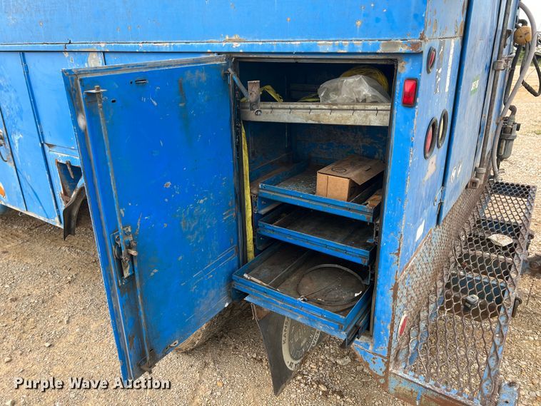 image for item HL9204 1991 International 4700  utility / service truck