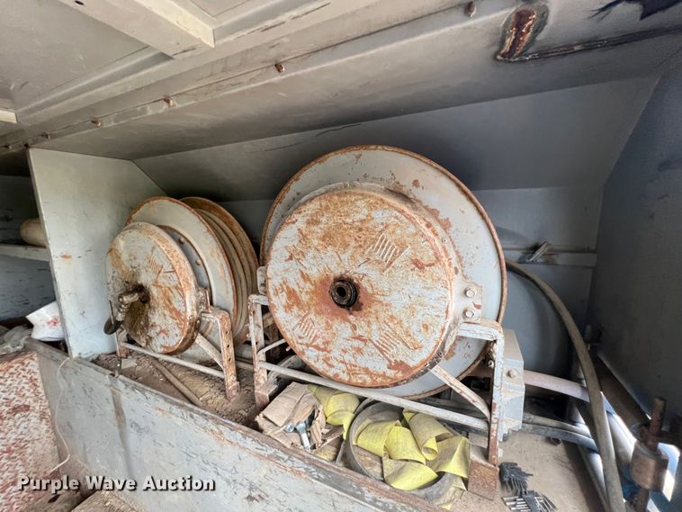 image for item HL9204 1991 International 4700  utility / service truck