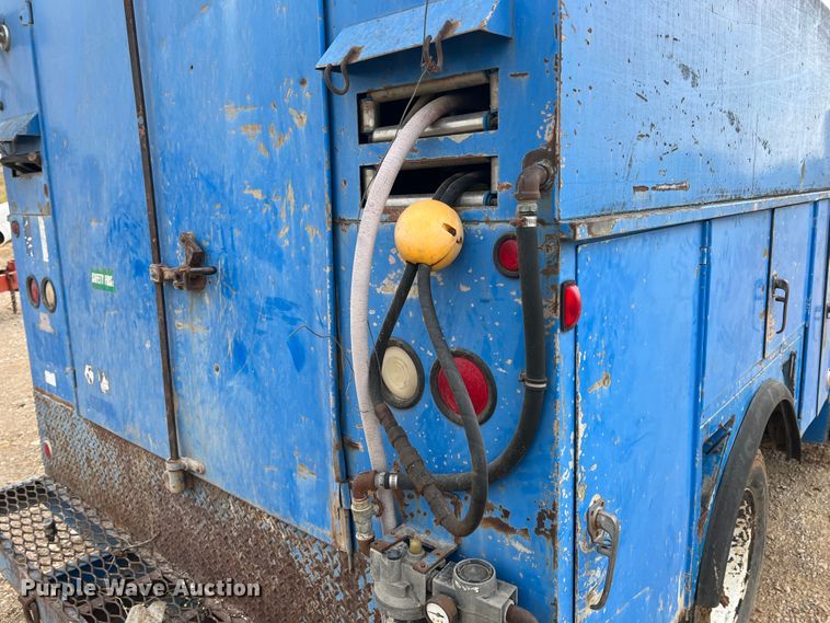 image for item HL9204 1991 International 4700  utility / service truck