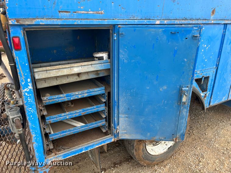 image for item HL9204 1991 International 4700  utility / service truck