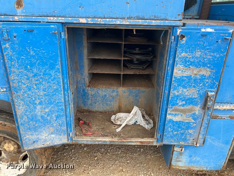 image for item HL9204 1991 International 4700  utility / service truck