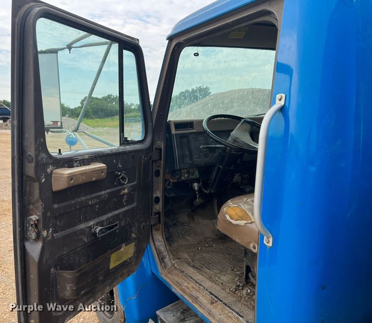 image for item HL9204 1991 International 4700  utility / service truck