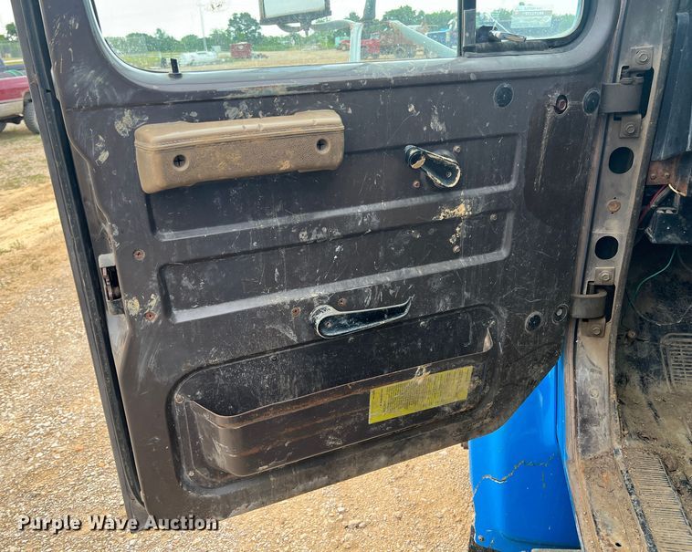 image for item HL9204 1991 International 4700  utility / service truck