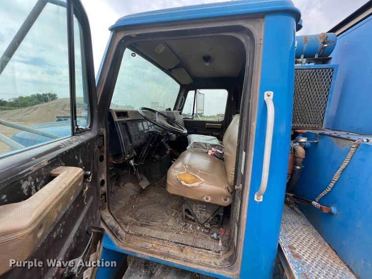 image for item HL9204 1991 International 4700  utility / service truck