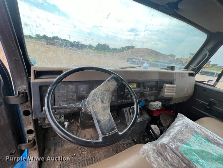 image for item HL9204 1991 International 4700  utility / service truck