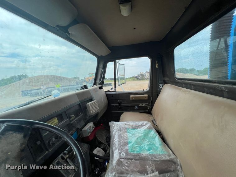 image for item HL9204 1991 International 4700  utility / service truck