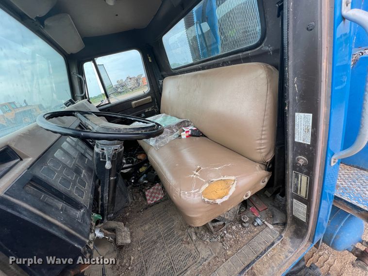 image for item HL9204 1991 International 4700  utility / service truck