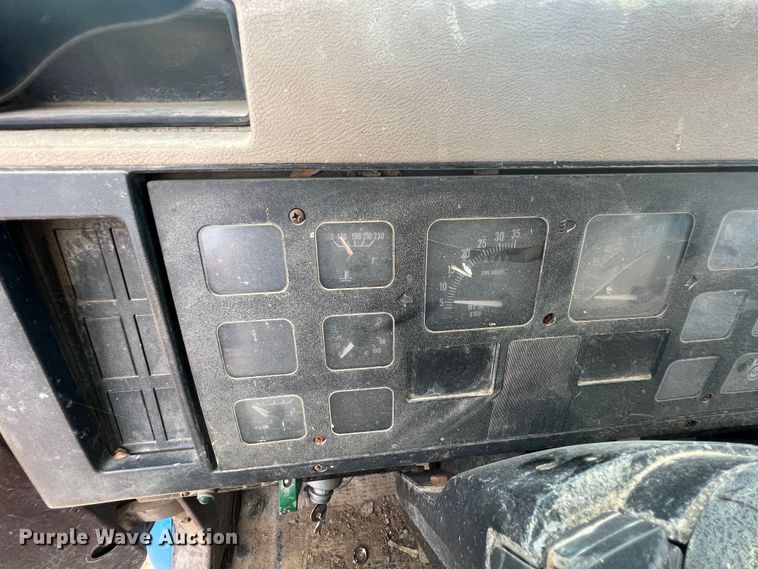 image for item HL9204 1991 International 4700  utility / service truck