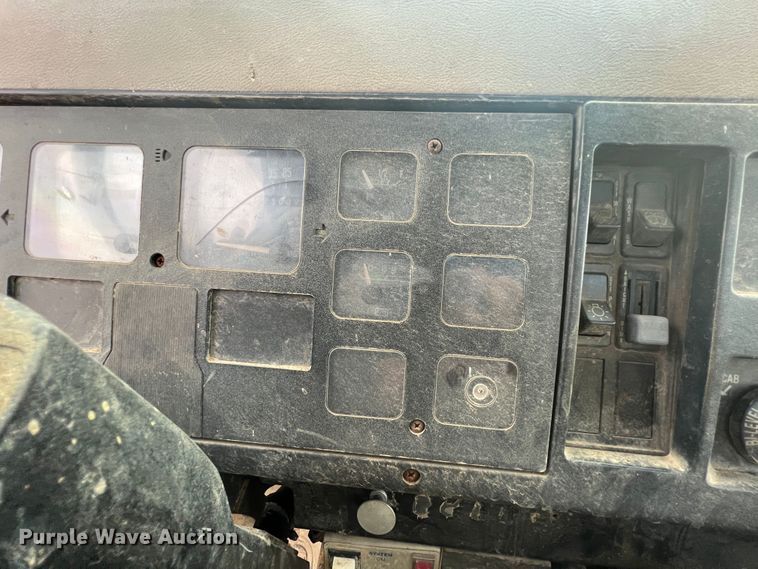 image for item HL9204 1991 International 4700  utility / service truck