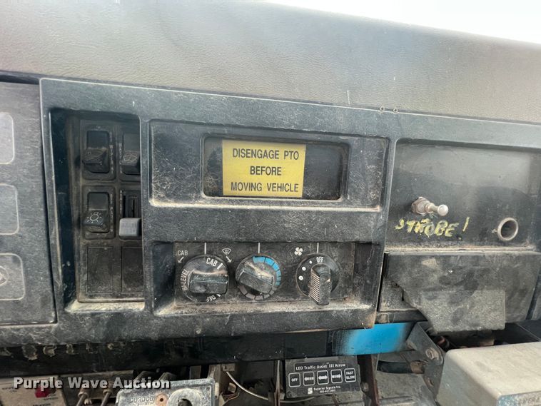 image for item HL9204 1991 International 4700  utility / service truck