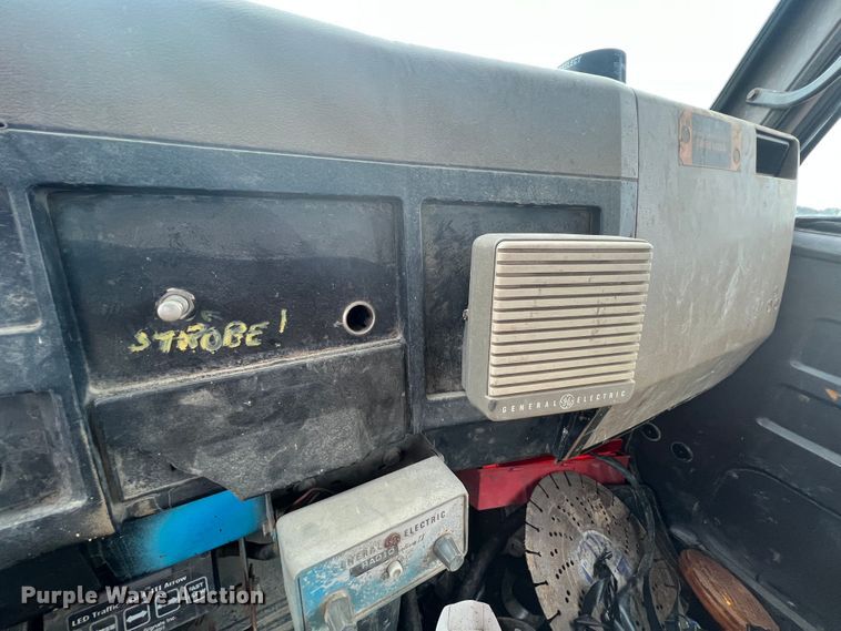 image for item HL9204 1991 International 4700  utility / service truck