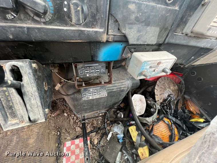 image for item HL9204 1991 International 4700  utility / service truck