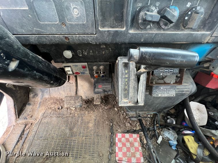 image for item HL9204 1991 International 4700  utility / service truck