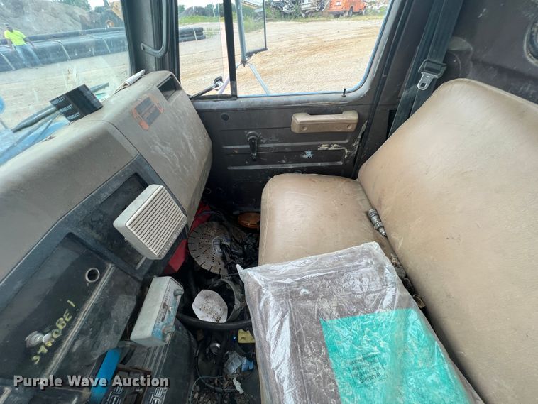 image for item HL9204 1991 International 4700  utility / service truck