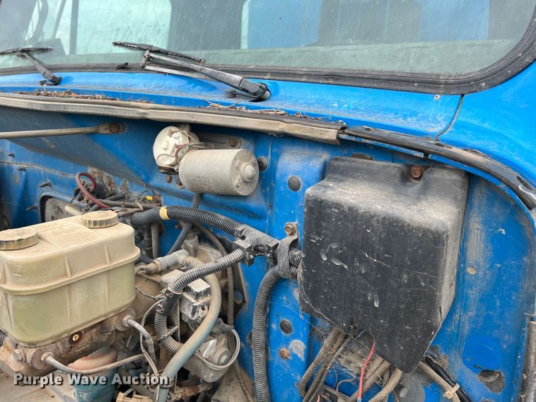 image for item HL9204 1991 International 4700  utility / service truck