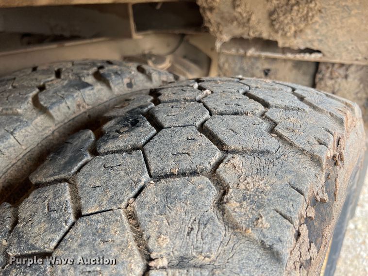 image for item HL9204 1991 International 4700  utility / service truck