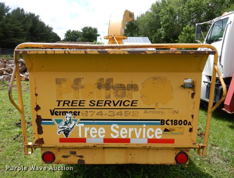 image for item JH9712 1999 Vermeer BC1800A  wood chipper