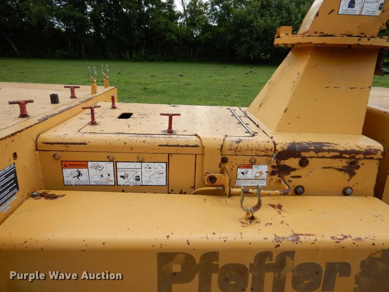 image for item JH9712 1999 Vermeer BC1800A  wood chipper