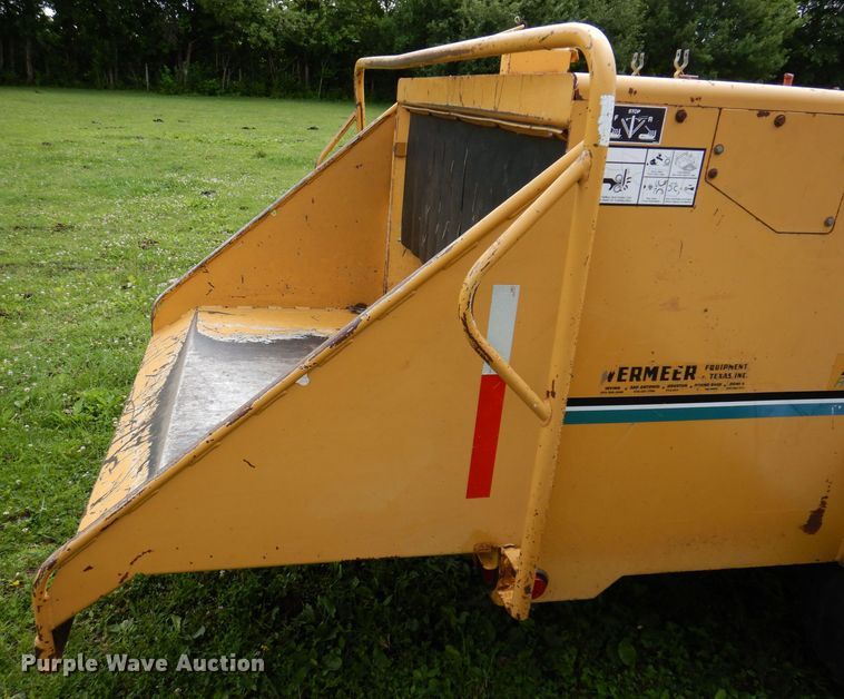 image for item JH9712 1999 Vermeer BC1800A  wood chipper