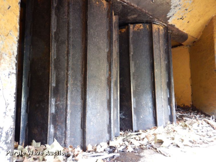 image for item JH9712 1999 Vermeer BC1800A  wood chipper