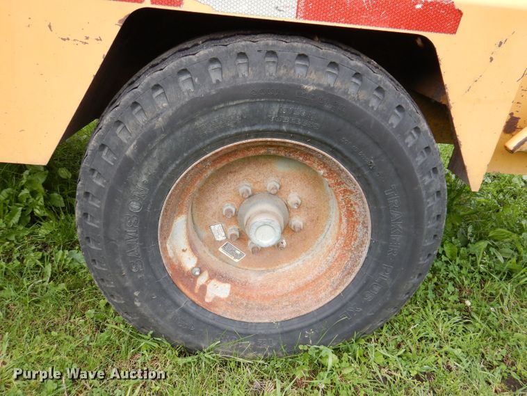 image for item JH9712 1999 Vermeer BC1800A  wood chipper