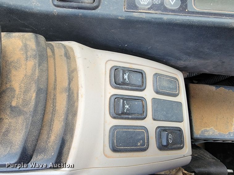 image for item JL9390 2017 Kobelco SK300LC-10  excavator