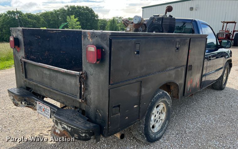 image for item KC9930 2001 Chevrolet Silverado 1500  utility bed pickup truck