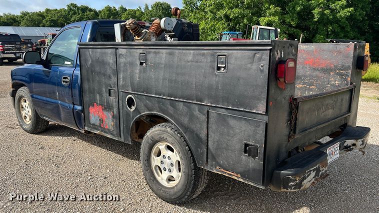 image for item KC9930 2001 Chevrolet Silverado 1500  utility bed pickup truck