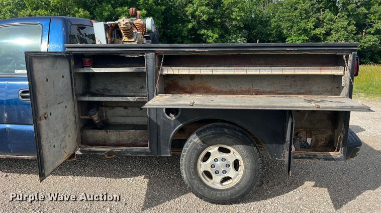 image for item KC9930 2001 Chevrolet Silverado 1500  utility bed pickup truck