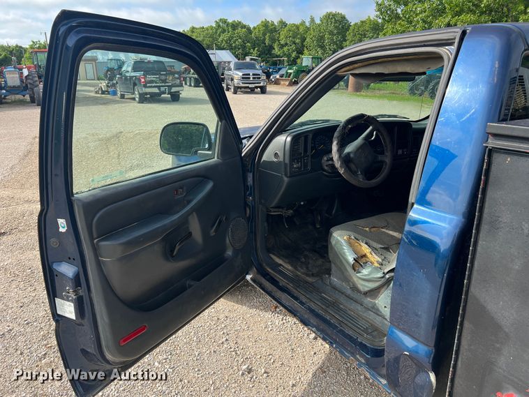 image for item KC9930 2001 Chevrolet Silverado 1500  utility bed pickup truck