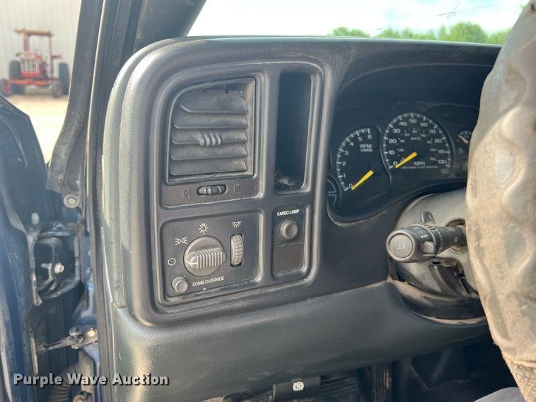 image for item KC9930 2001 Chevrolet Silverado 1500  utility bed pickup truck