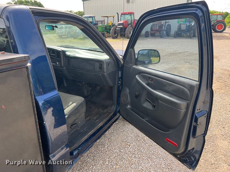 image for item KC9930 2001 Chevrolet Silverado 1500  utility bed pickup truck