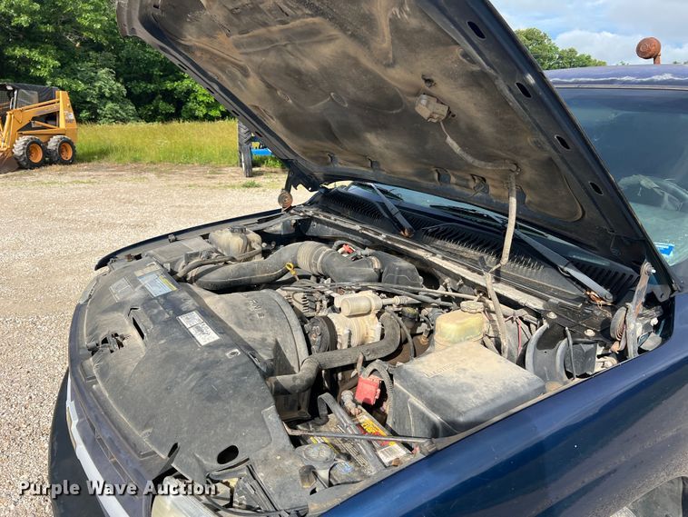 image for item KC9930 2001 Chevrolet Silverado 1500  utility bed pickup truck