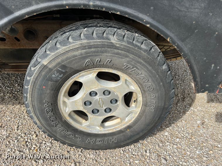 image for item KC9930 2001 Chevrolet Silverado 1500  utility bed pickup truck