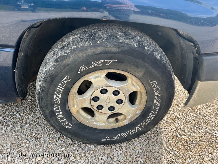 image for item KC9930 2001 Chevrolet Silverado 1500  utility bed pickup truck