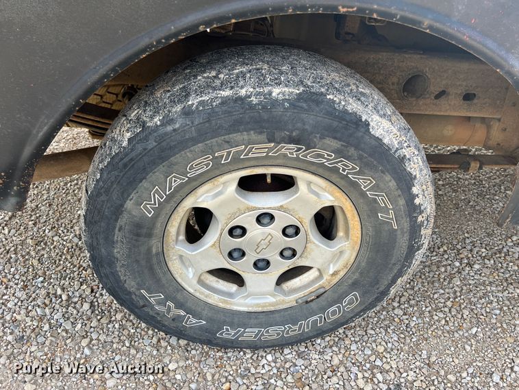 image for item KC9930 2001 Chevrolet Silverado 1500  utility bed pickup truck